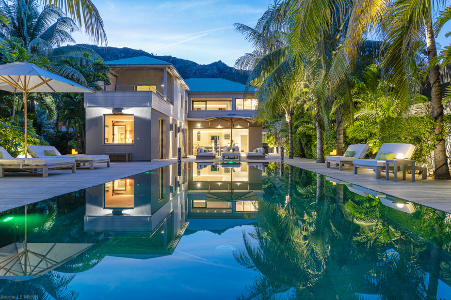 Beachfront daybed and lounge chairs overlooking Anse des Cayes at Villa K.